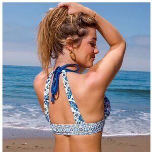 NWT Cupshe Twin Tiles Cut-Out Bikini Top Only Size Small
